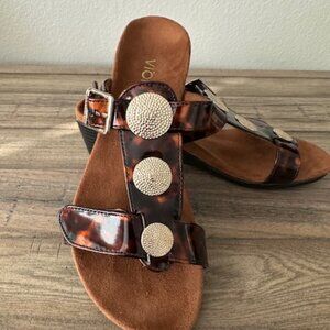 VIONIC New Tortoise 'Cleona' Metal Medallion Comfy Wedge Sandals Shoes Size 6
